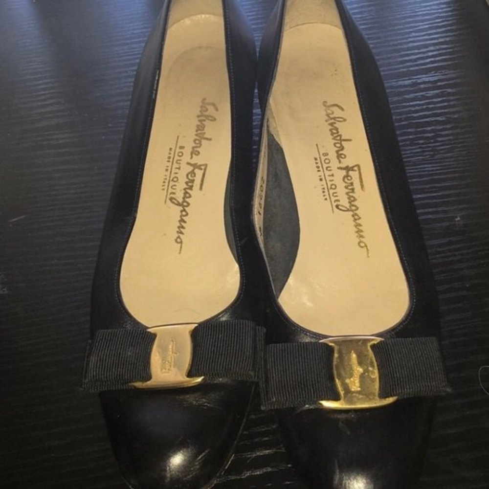 Salvatore Ferragamo Black Patent Leather Vara Block Heel Pumps Size 7.5.Cleaned